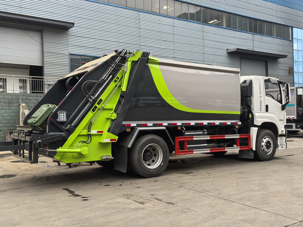 Compactor garbage truck
