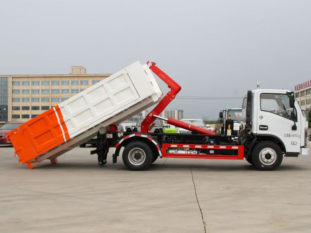 Hook lift garbage truck