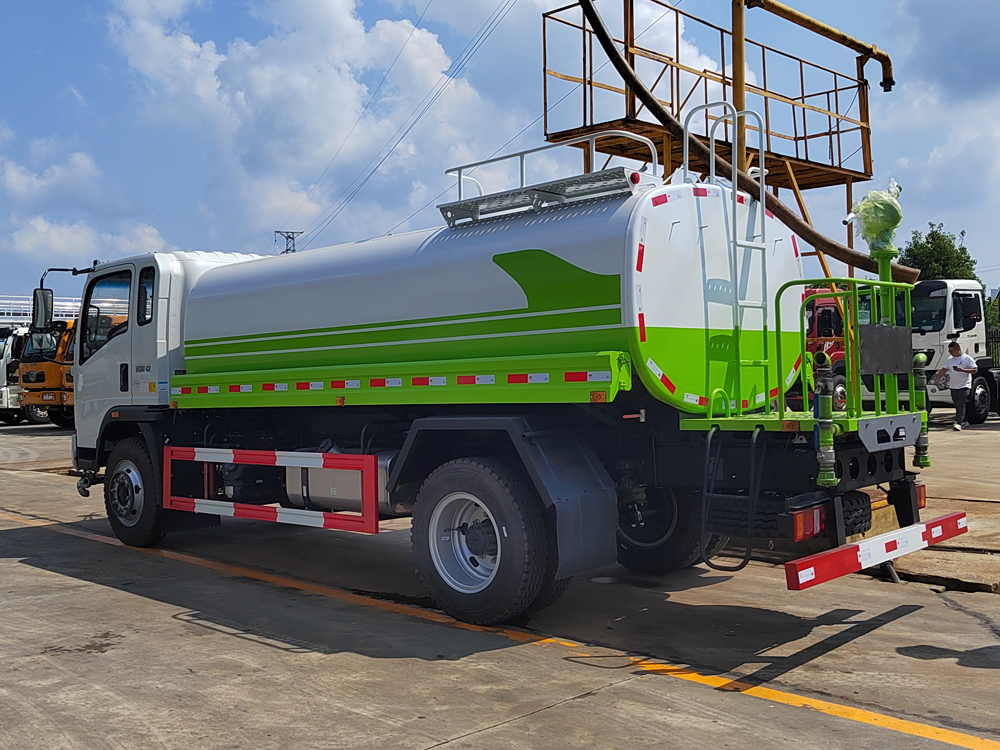 Water sprinkler truck