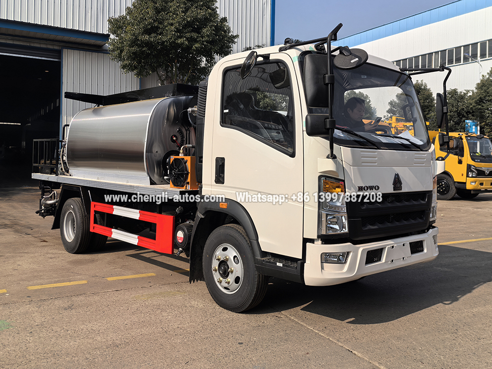 Sinotruk Howo Asphalt Distrbutor Truck (4,000L~5,000L)