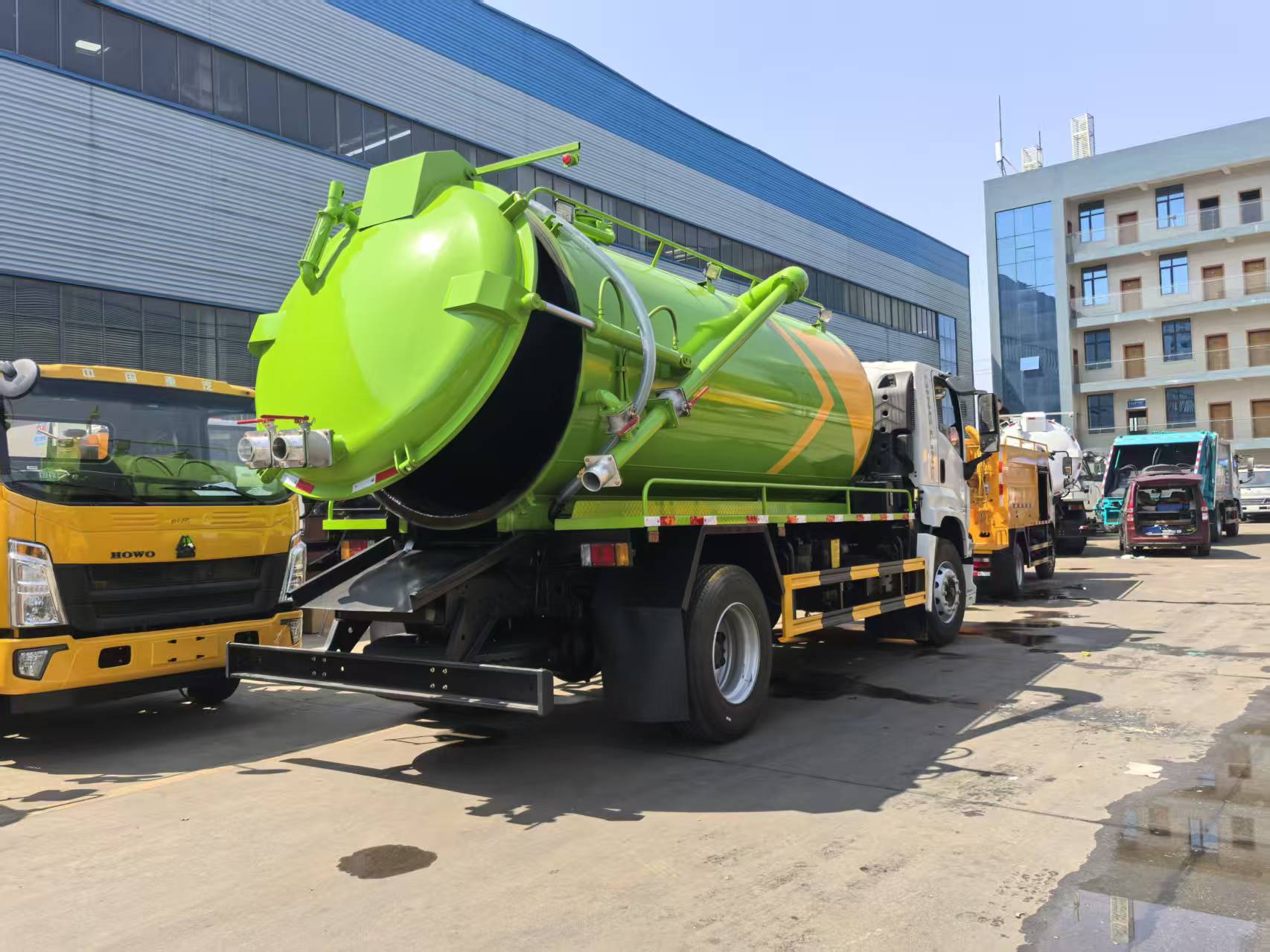 Vacuum sewage suction truck